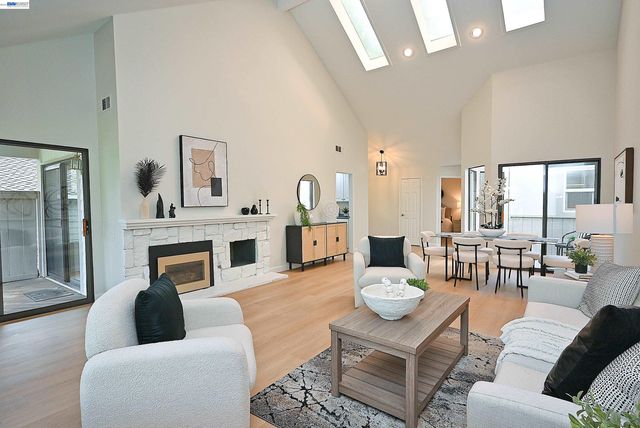 521 Silver Lake Dr, Danville, CA 94526
