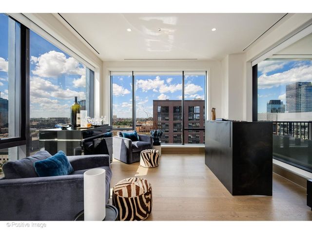 21 N May Street 1103, Chicago, IL 60607