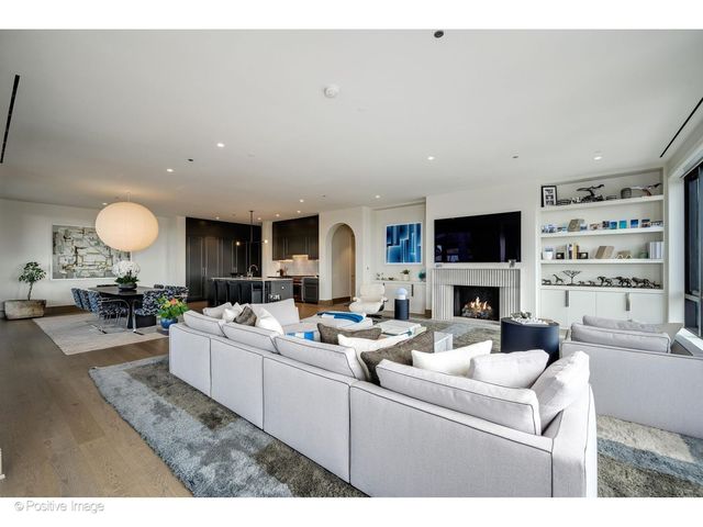 21 N May Street 1103, Chicago, IL 60607