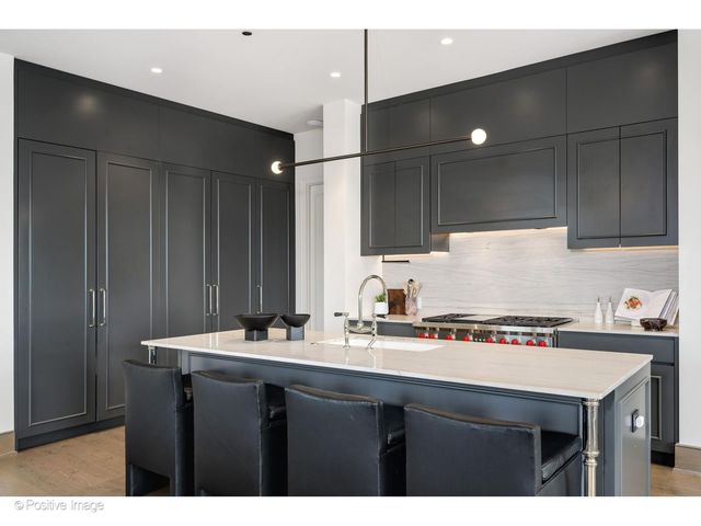 21 N May Street 1103, Chicago, IL 60607