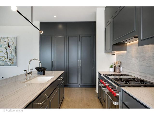 21 N May Street 1103, Chicago, IL 60607