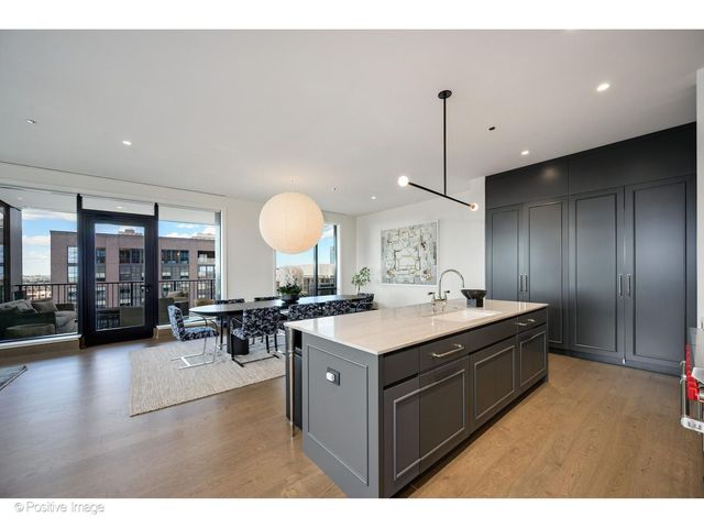 21 N May Street 1103, Chicago, IL 60607