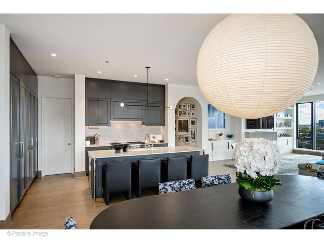 21 N May Street 1103, Chicago, IL 60607