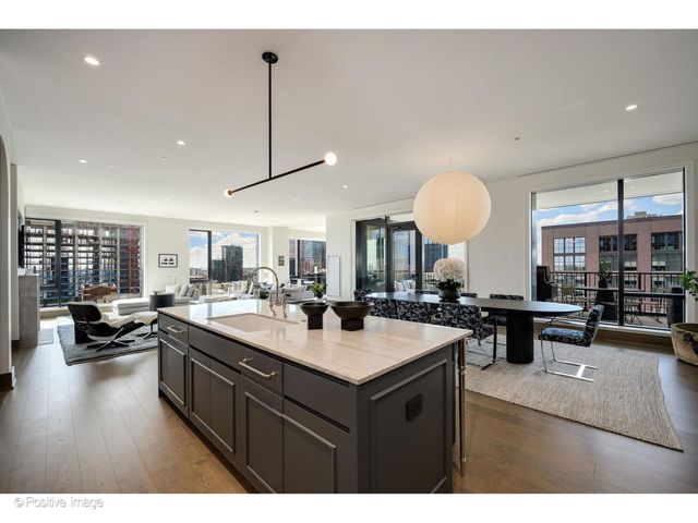 21 N May Street 1103, Chicago, IL 60607