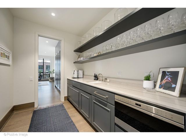21 N May Street 1103, Chicago, IL 60607