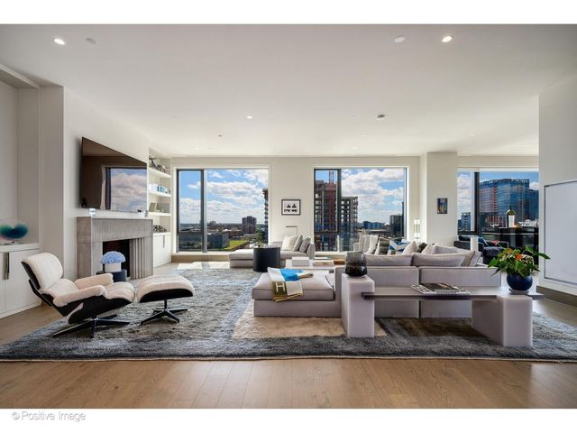 21 N May Street 1103, Chicago, IL 60607