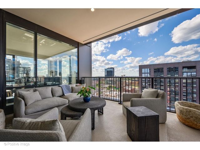 21 N May Street 1103, Chicago, IL 60607