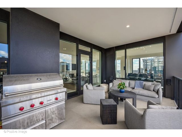 21 N May Street 1103, Chicago, IL 60607
