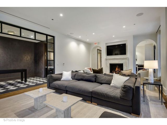 21 N May Street 1103, Chicago, IL 60607