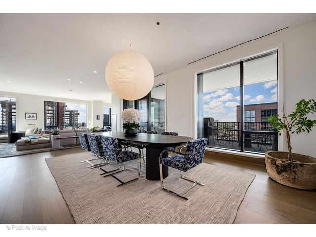 21 N May Street 1103, Chicago, IL 60607