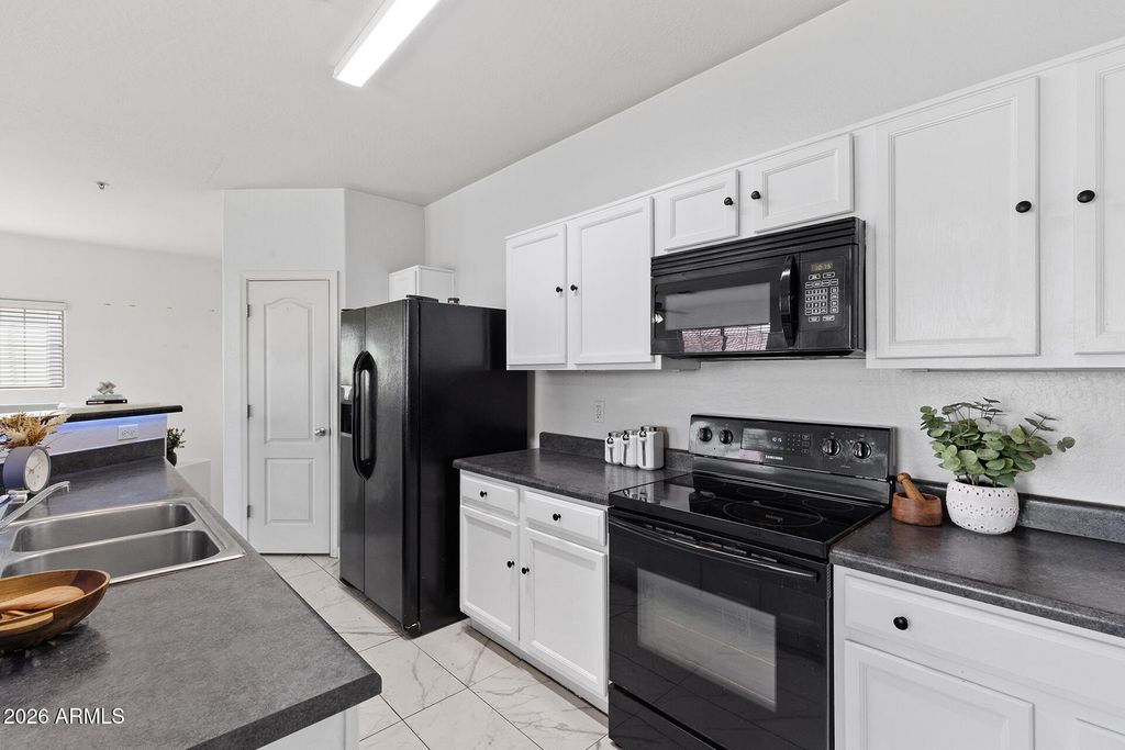 Image 11 of property listing at 8189 W GROOM CREEK Road, Phoenix, AZ 85043