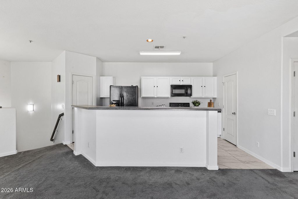 Image 13 of property listing at 8189 W GROOM CREEK Road, Phoenix, AZ 85043