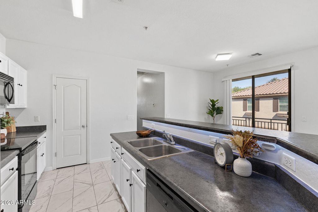 Image 16 of property listing at 8189 W GROOM CREEK Road, Phoenix, AZ 85043