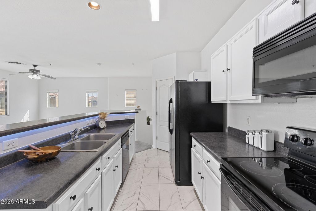 Image 19 of property listing at 8189 W GROOM CREEK Road, Phoenix, AZ 85043