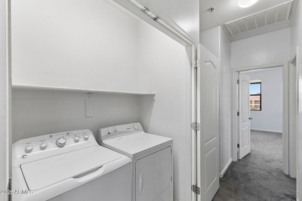 Image 23 of property listing at 8189 W GROOM CREEK Road, Phoenix, AZ 85043