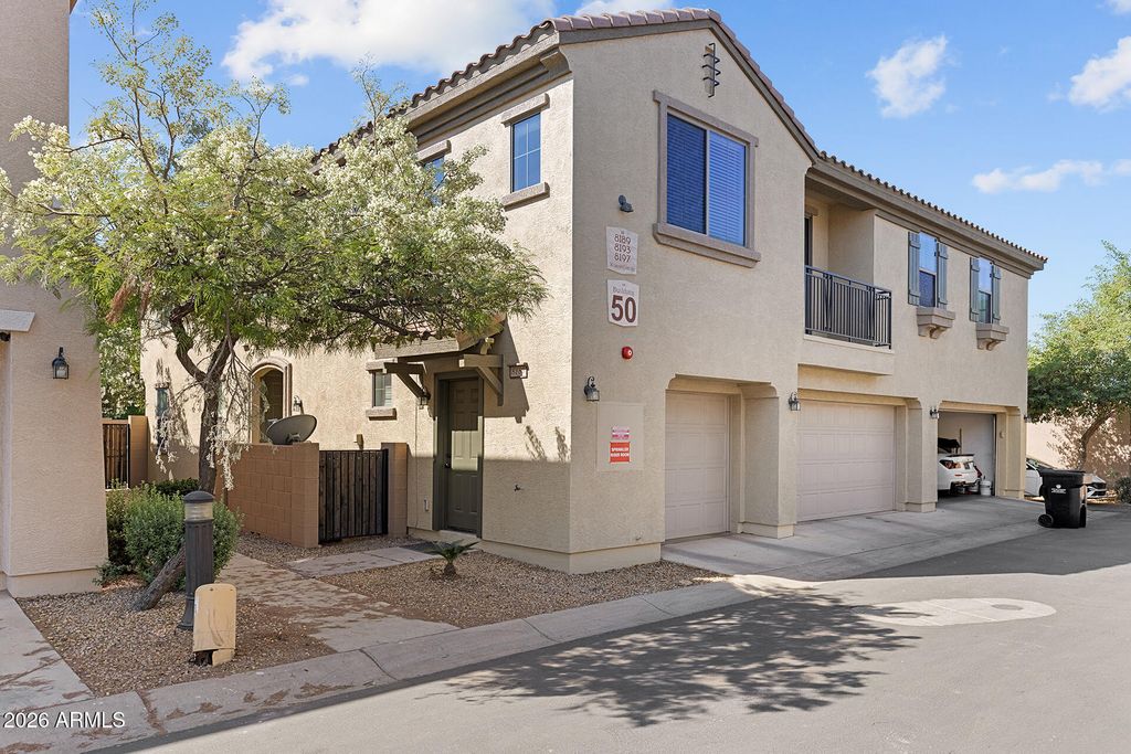 Image 3 of property listing at 8189 W GROOM CREEK Road, Phoenix, AZ 85043