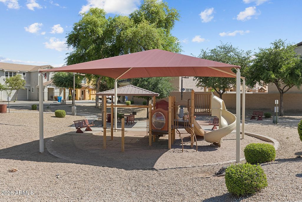 Image 31 of property listing at 8189 W GROOM CREEK Road, Phoenix, AZ 85043