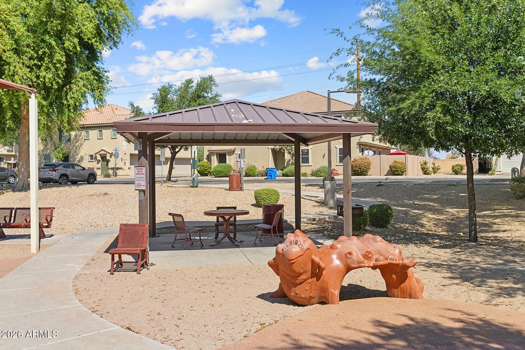 Image 32 of property listing at 8189 W GROOM CREEK Road, Phoenix, AZ 85043