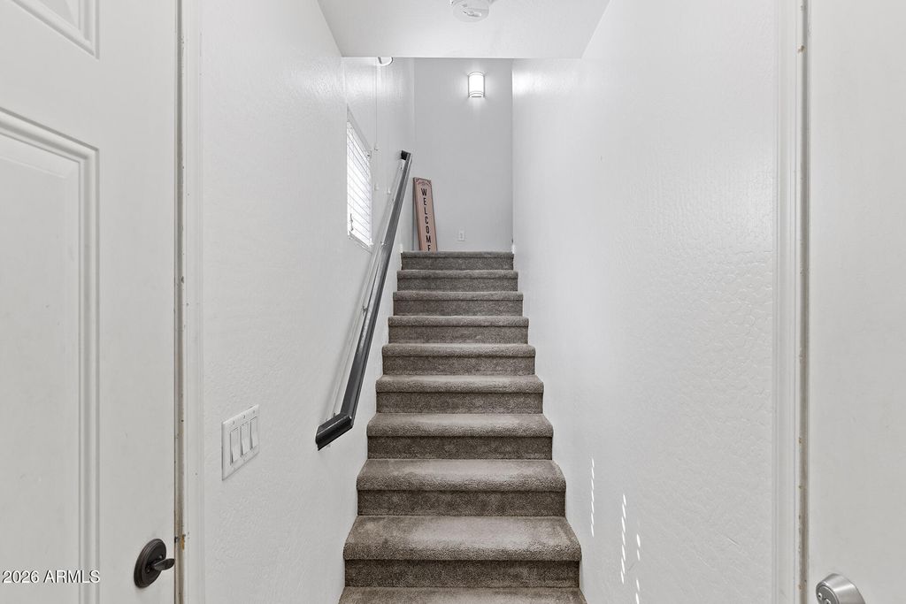 Image 4 of property listing at 8189 W GROOM CREEK Road, Phoenix, AZ 85043