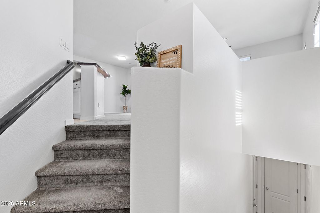 Image 5 of property listing at 8189 W GROOM CREEK Road, Phoenix, AZ 85043