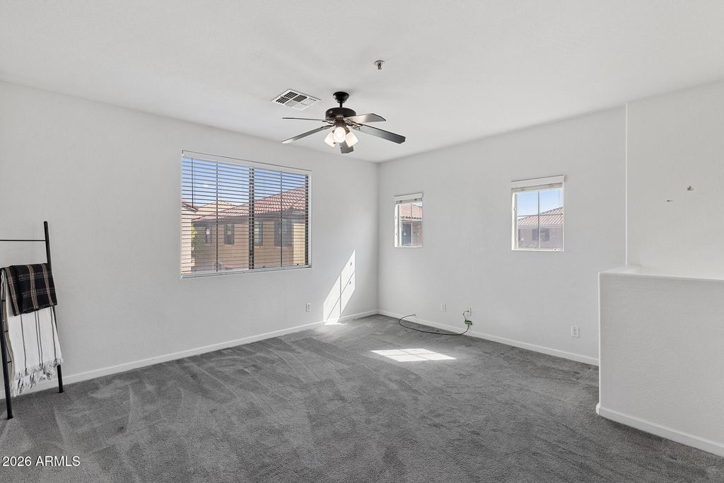 Image 6 of property listing at 8189 W GROOM CREEK Road, Phoenix, AZ 85043