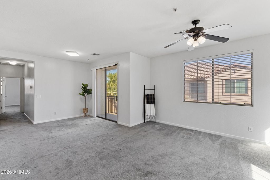 Image 7 of property listing at 8189 W GROOM CREEK Road, Phoenix, AZ 85043