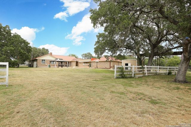 873 County Road 375, San Antonio, TX 78253