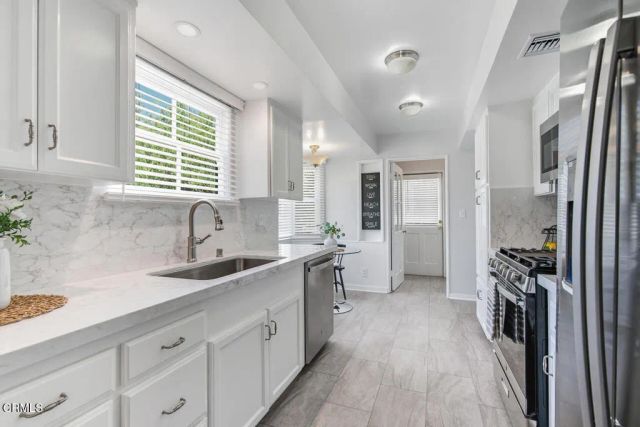 1010 Roxbury Drive, Pasadena, CA 91104