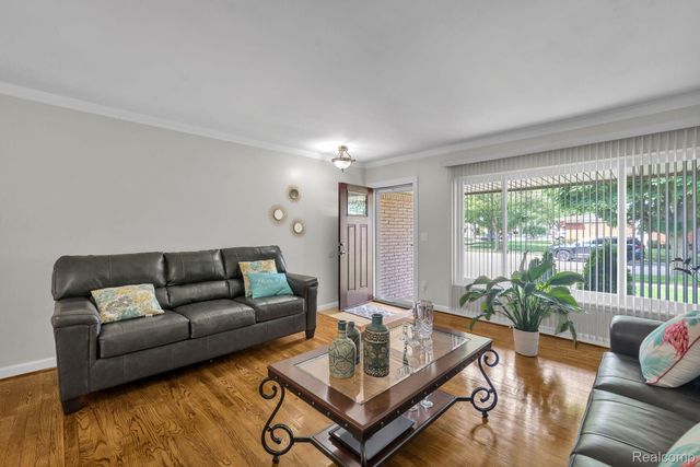 29450 Desmond Drive, Warren, MI 48093
