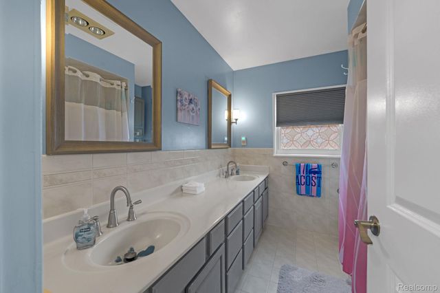 29450 Desmond Drive, Warren, MI 48093