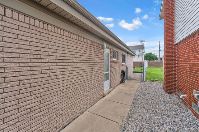 29450 Desmond Drive, Warren, MI 48093