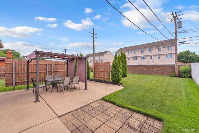 29450 Desmond Drive, Warren, MI 48093