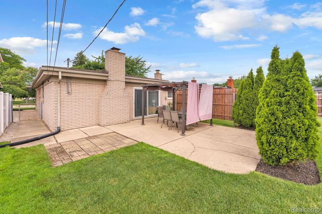 29450 Desmond Drive, Warren, MI 48093
