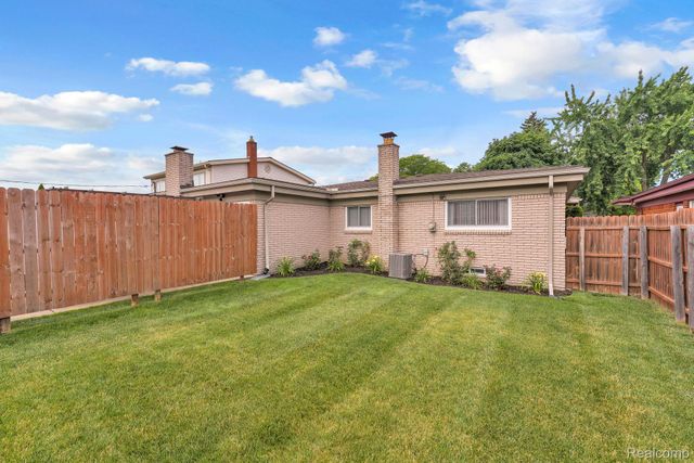 29450 Desmond Drive, Warren, MI 48093
