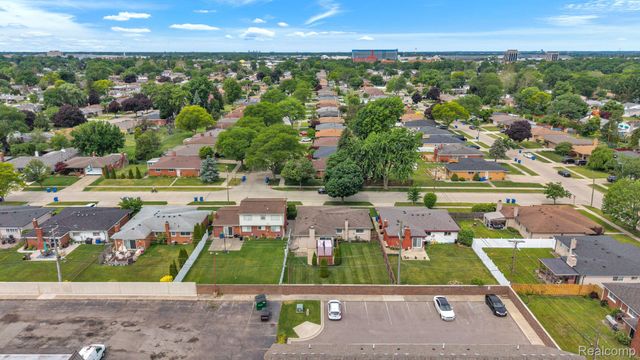 29450 Desmond Drive, Warren, MI 48093