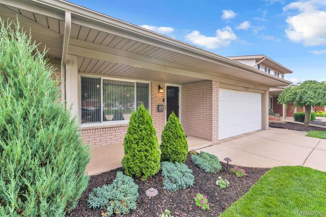 29450 Desmond Drive, Warren, MI 48093