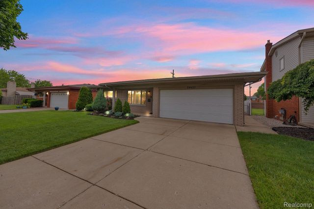 29450 Desmond Drive, Warren, MI 48093