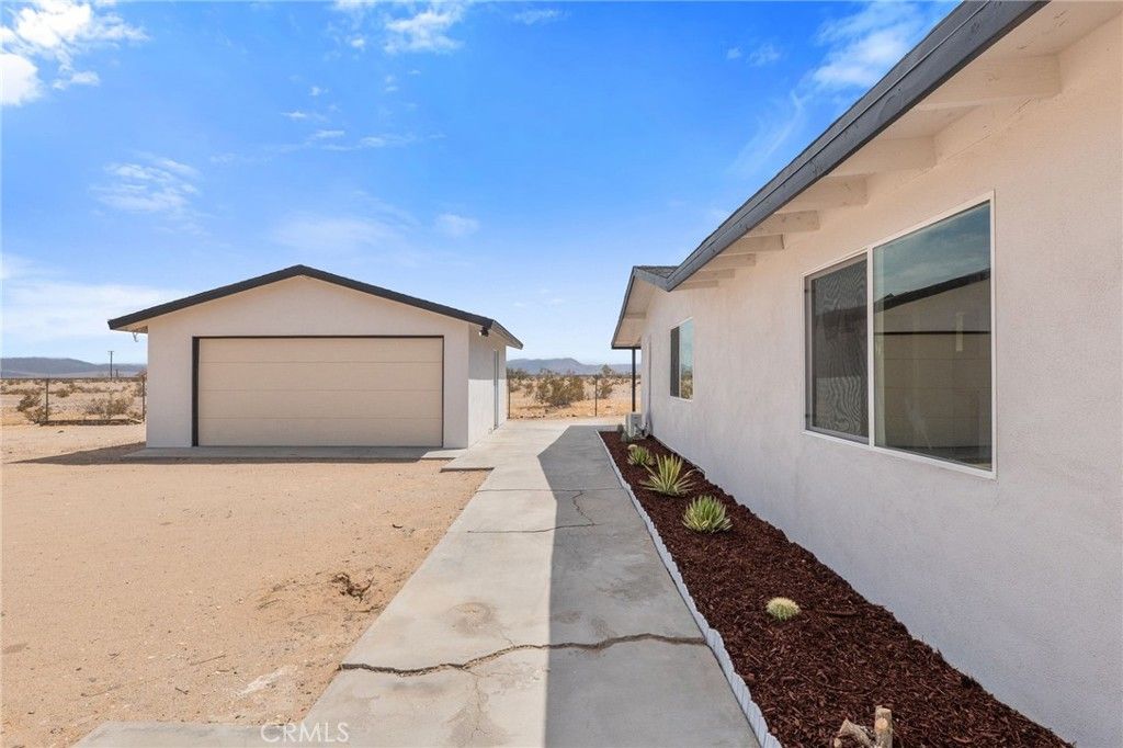 Image 40 of property listing at 83626 Carey Rd, 29 Palms, CA 92277