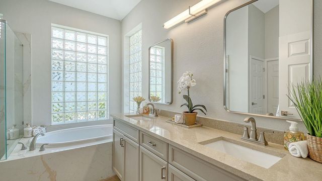 7823 HERITAGE CLASSIC COURT, Lakewood Ranch, FL 34202