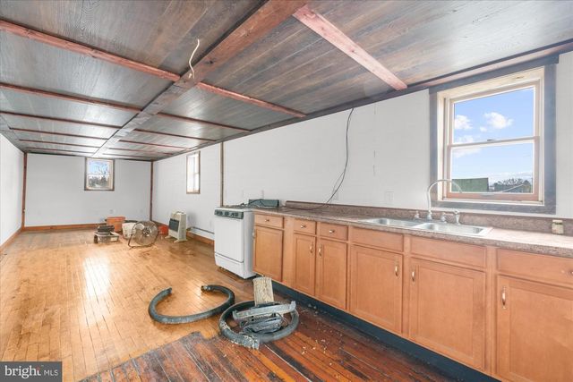 102 S RICHMOND ST, Fleetwood, PA 19522