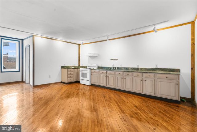 102 S RICHMOND ST, Fleetwood, PA 19522