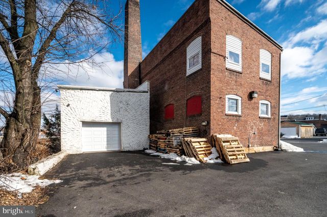 102 S RICHMOND ST, Fleetwood, PA 19522