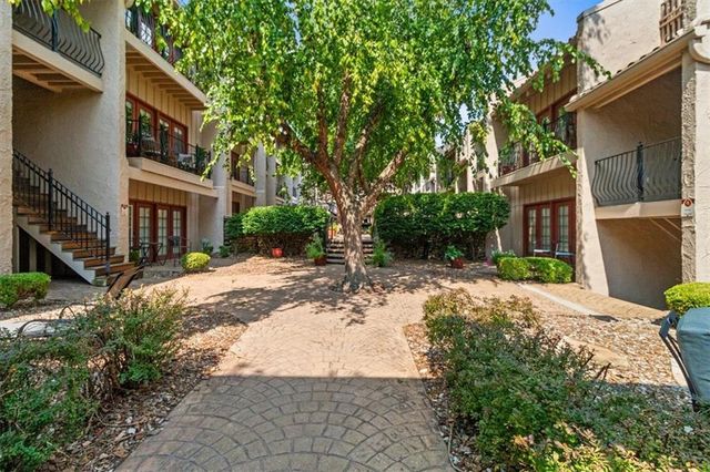 1111 W 46th Street 24, Kansas City, MO 64112
