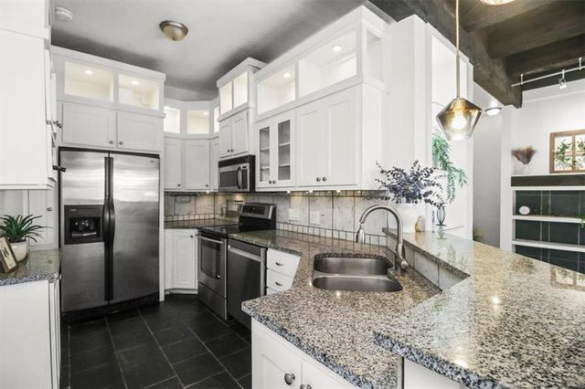 1111 W 46th Street 24, Kansas City, MO 64112