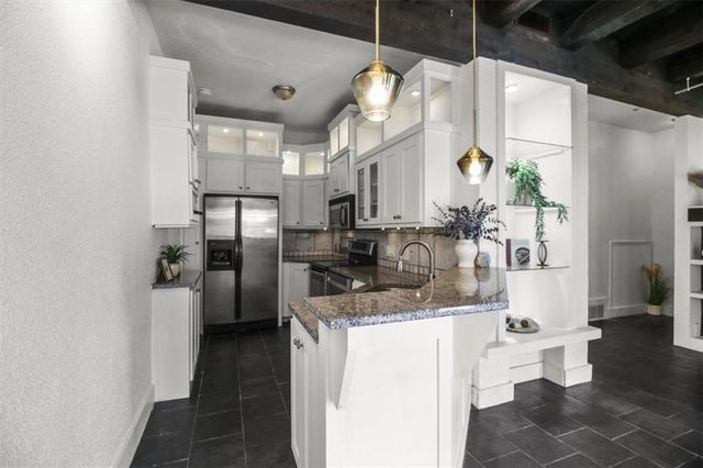 1111 W 46th Street 24, Kansas City, MO 64112