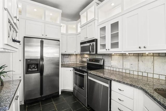 1111 W 46th Street 24, Kansas City, MO 64112