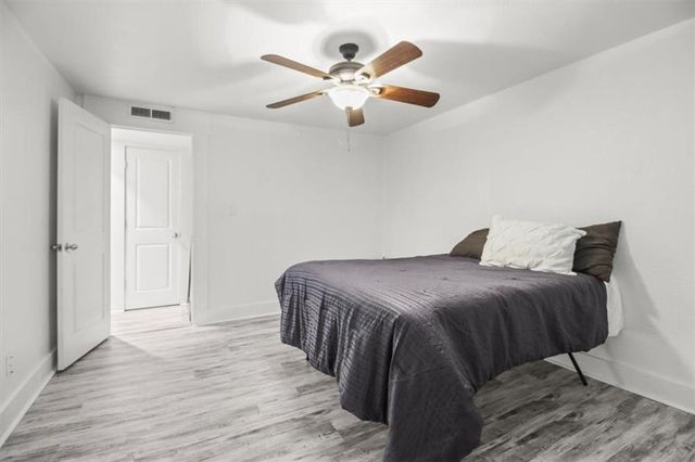 1111 W 46th Street 24, Kansas City, MO 64112