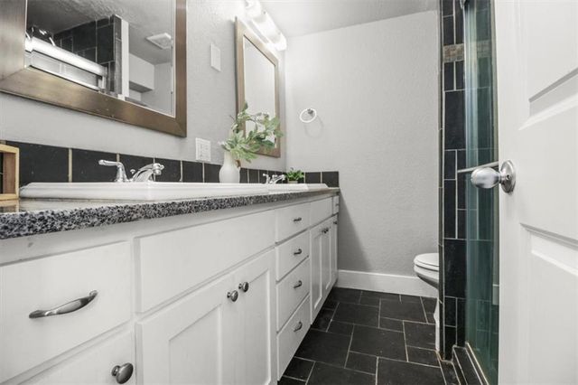 1111 W 46th Street 24, Kansas City, MO 64112