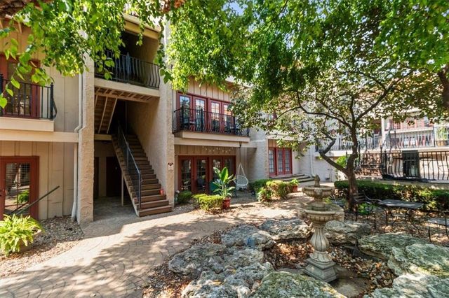 1111 W 46th Street 24, Kansas City, MO 64112