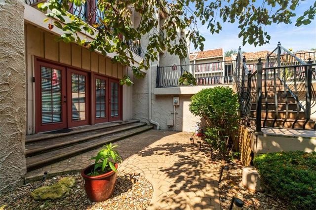 1111 W 46th Street 24, Kansas City, MO 64112